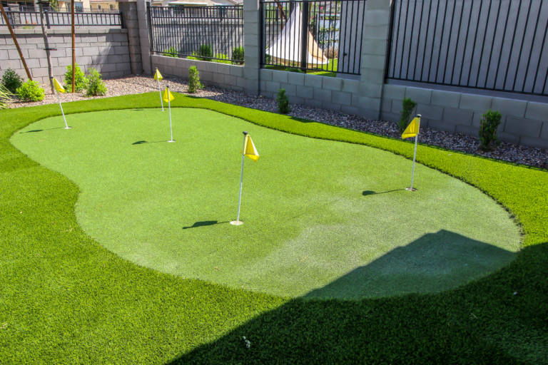 terrain de putting green en gazon synthétique chez un particulier