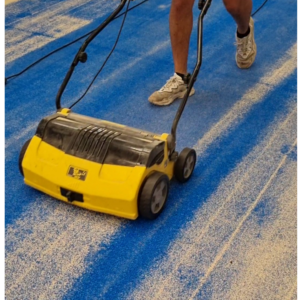 brossage du terrain en gazon synthétique après pose et sablage par BogaGzon services
